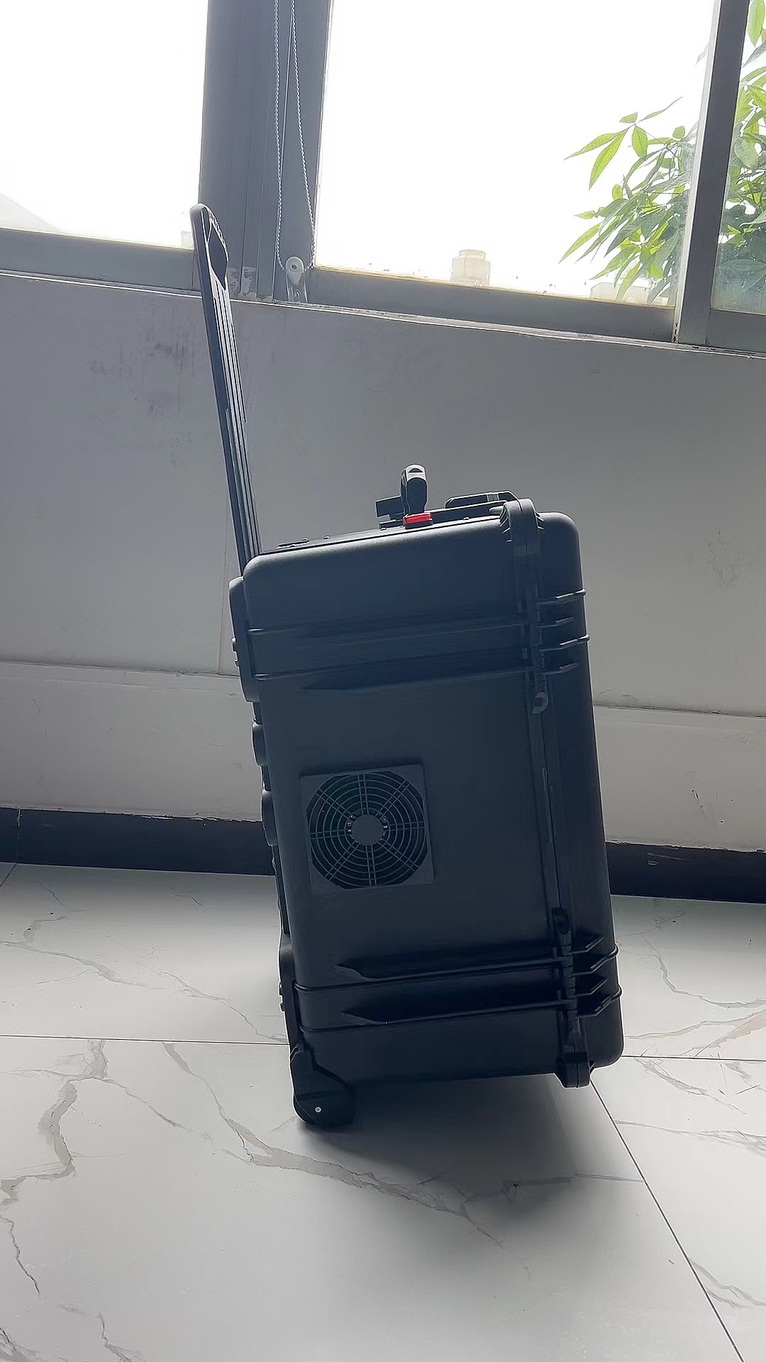 泰山手拉箱型移动通信干扰器